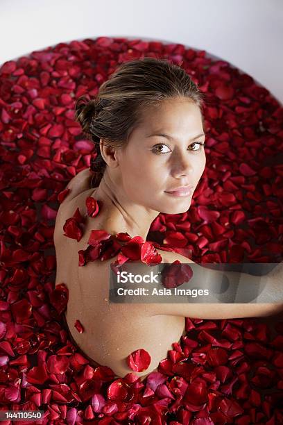 Photo libre de droit de Femme Dans Un Bain De Pétales banque d'images et plus d'images libres de droit de Vue en plongée - Vue en plongée, Femmes, Nu