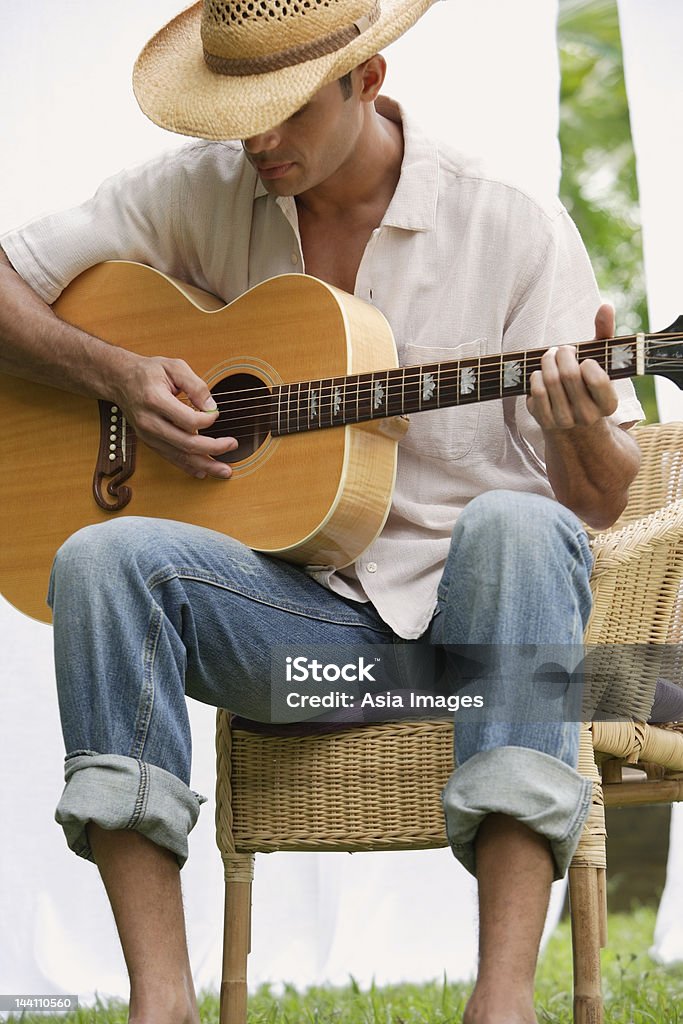 Homem tocando guitarra - Foto de stock de 20 Anos royalty-free
