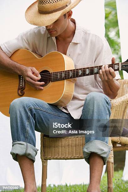 Foto de Homem Tocando Guitarra e mais fotos de stock de 20 Anos - 20 Anos, 25-30 Anos, Adulto