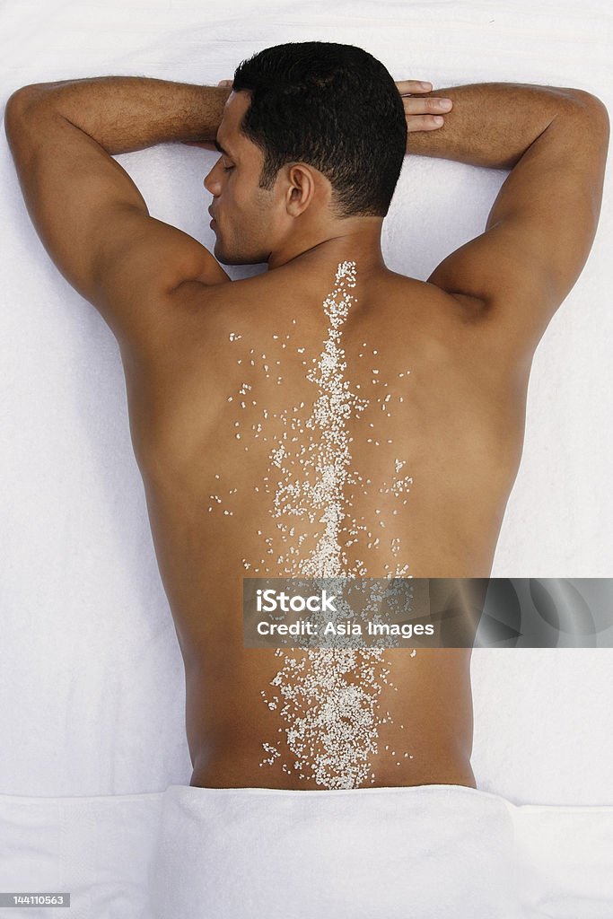 Homme avec sel gemme dans le dos. - Photo de Exfoliation libre de droits
