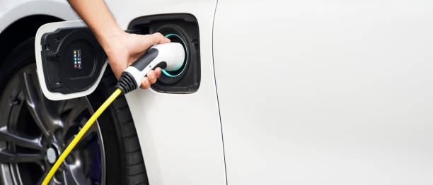 Close up hands charging power EV station for electric car vehicle. New model EV car with technology and energy ecology power for supply to charger. Saving environment and earth Concept manos de cerca cargando la estación ev de energía para un vehículo de automóvil eléctrico. nuevo modelo de coche ev con tecnología y energía ecológica de energía para el suministro al cargador. concepto de salvar el medio ambiente y la tierra