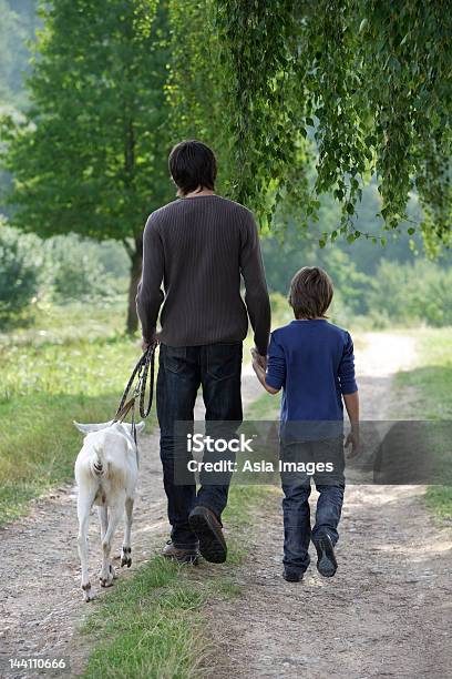 Padre E Hijo A Con Cabra Foto de stock y más banco de imágenes de 10-11 años - 10-11 años, 35-39 años, Adulto