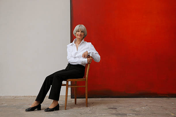 mulher com pintura - sitting on a chair imagens e fotografias de stock