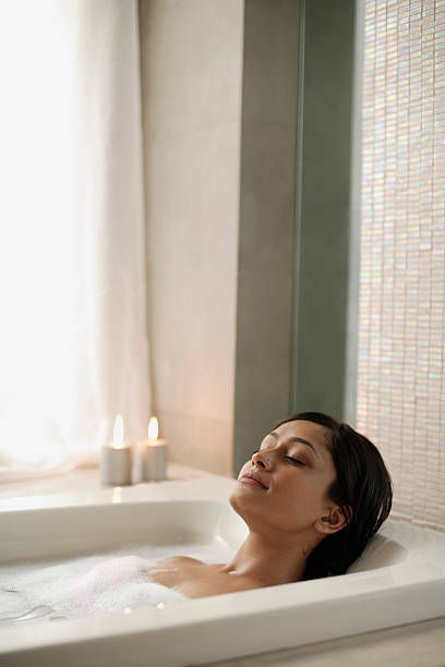 femme s'étendre dans la baignoire - bathtub asian ethnicity women female photos et images de collection