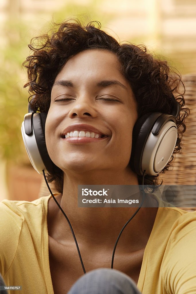 Mulher ouvir música com grande sorriso e olhos fechados. - Foto de stock de 25-30 Anos royalty-free