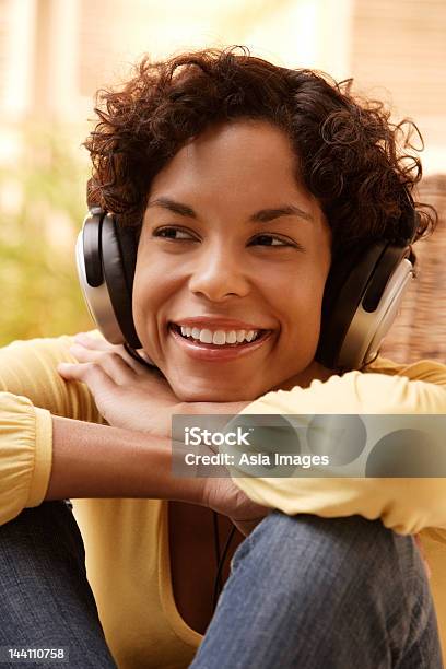 Głowa Strzał Z Kobieta Słuchanie Muzyki I Uśmiech - zdjęcia stockowe i więcej obrazów 25-29 lat