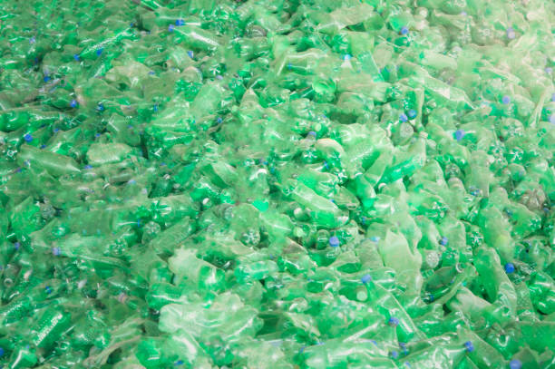 background stack de garrafas plásticas verdes prontas para reciclagem da indústria - letter n water text blue - fotografias e filmes do acervo