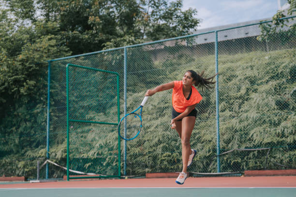 테니스 코트에서 연습하는 공을 섬기는 인도 여자 테니스 선수 - tennis serving female playing 뉴스 사진 이미지