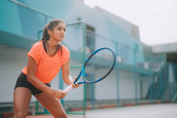 joueuse de tennis indienne asiatique s’entraînant sur un court de tennis le matin du week-end - tennis women one person vitality photos et images de collection