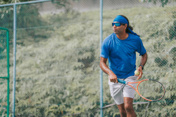 tennista asiatico indiano che gioca a tennis nella competizione di tennis sul cemento - tennis asian ethnicity male forehand foto e immagini stock