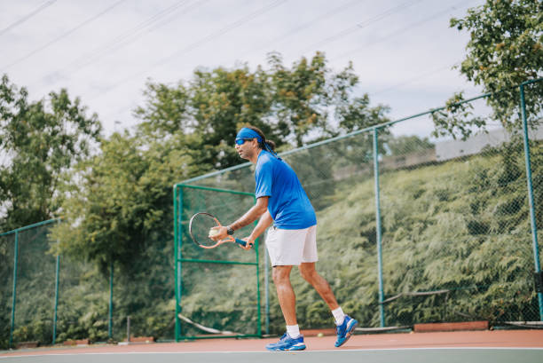 하드 코트 테니스 대회에서 테니스를 치는 아시아 인도 남자 테니스 선수 - tennis asian ethnicity male forehand 뉴스 사진 이미지