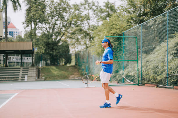 joueur de tennis indien d’origine asiatique jouant au tennis dans une compétition de tennis sur surface dure - tennis asian ethnicity male forehand photos et images de collection