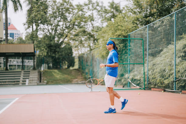 하드 코트 테니스 대회에서 테니스를 치는 아시아 인도 남자 테니스 선수 - tennis asian ethnicity male forehand 뉴스 사진 이미지