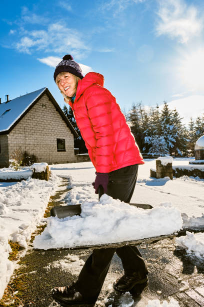 눈 삽을 사용하여 앞마당에서 눈을 치우는 여자 - snow shovel glade removing 뉴스 사진 이미지