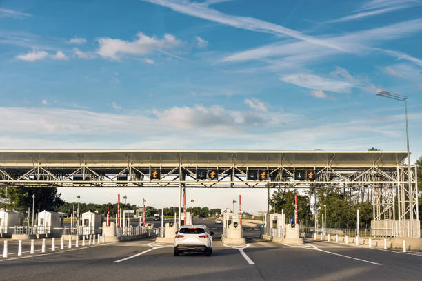 pedaggio stradale sulle autostrade francesi - toll booth foto e immagini stock