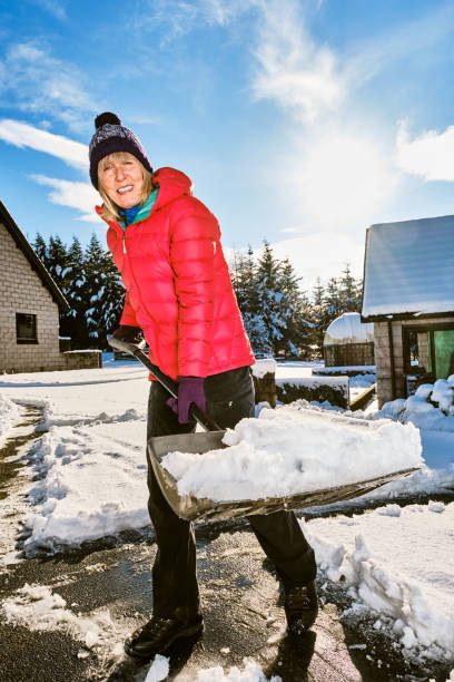 눈 삽을 사용하여 앞마당에서 눈을 치우는 여자 - snow shovel glade removing 뉴스 사진 이미지