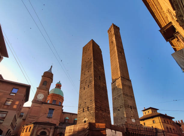 asinelli und garisenda, symbole der mittelalterlichen bologna-türme, bologna, italien - due torri stock-fotos und bilder