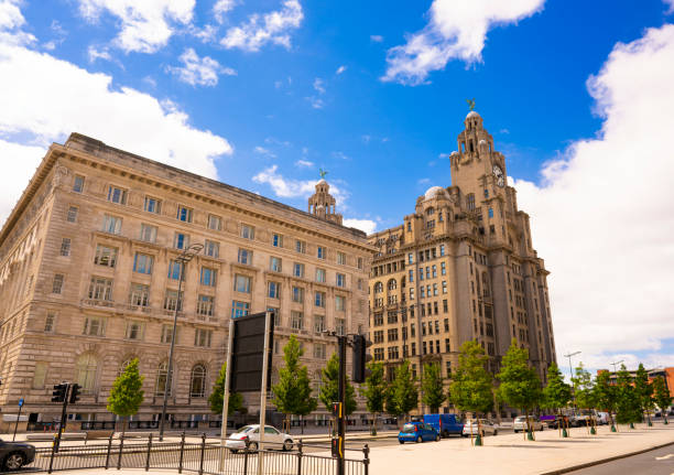 liverpool the strand street en angleterre royaume-uni - cunard building photos et images de collection