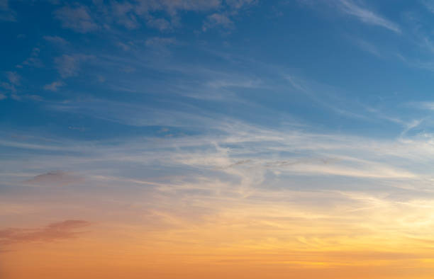 ciel au coucher du soleil avec des couleurs bleues et orange dorées au crépuscule - ciel romantique photos et images de collection