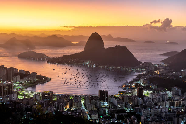 pan di zucchero sotto un cielo rosa - sugarloaf mountain immagine foto e immagini stock