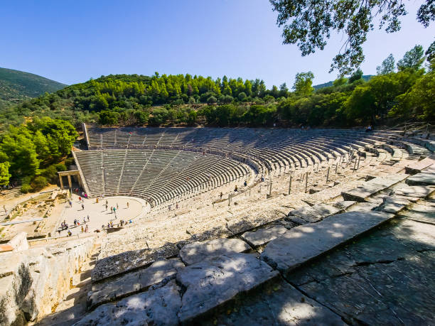 teatr epidauros od góry - epidaurus greece epidavros amphitheater zdjęcia i obrazy z banku zdjęć