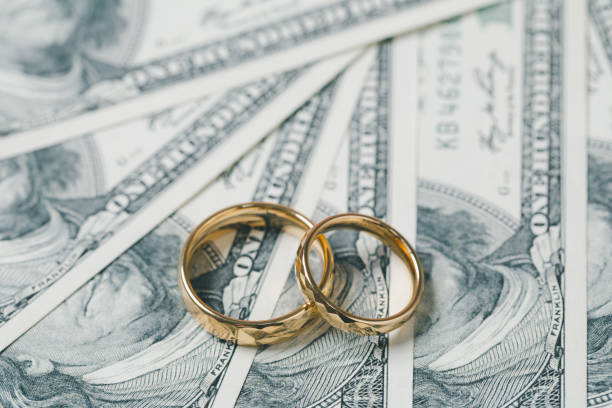 save money and planning wedding concept. sustainable financial goal for family life or married life. rings with stack of coins, saving money for marry, depicts savings or growth for new family. - jewelry paper currency gold currency imagens e fotografias de stock