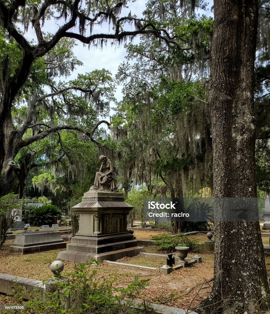 Monuments among the moss covered trees. Bonaventure Cemetery, Savannah, Georgia. Bonaventure Cemetery Stock Photo