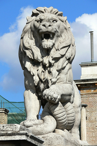 A big sculpture of a roaring lion