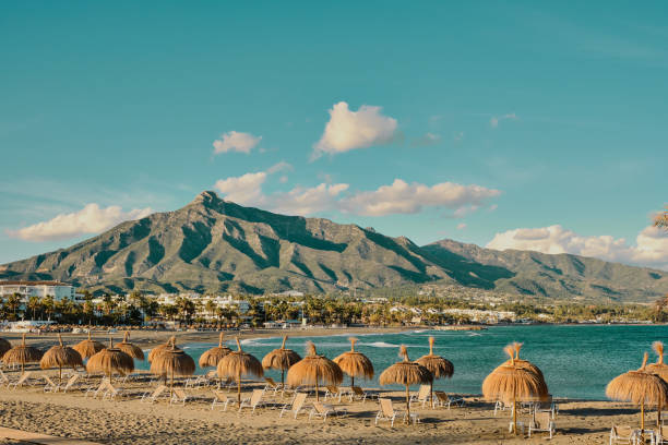 hermoso puerto banús en marbella, españa en un hermoso día - marbella fotografías e imágenes de stock