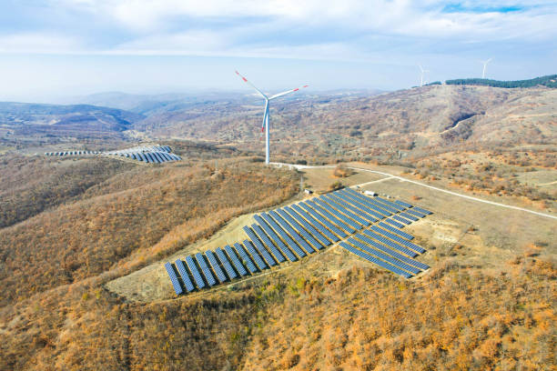 wytwarzanie energii elektrycznej z paneli słonecznych i wiatraków, technologia energii odnawialnej widok z drona - illinois farm wind wind power zdjęcia i obrazy z banku zdjęć