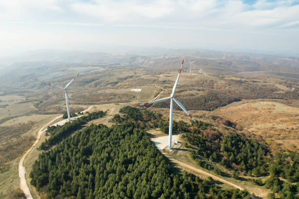 odnawialne wytwarzanie energii elektrycznej z turbiny wiatrowej, widok turbin wiatrowych z drona - illinois farm wind wind power zdjęcia i obrazy z banku zdjęć
