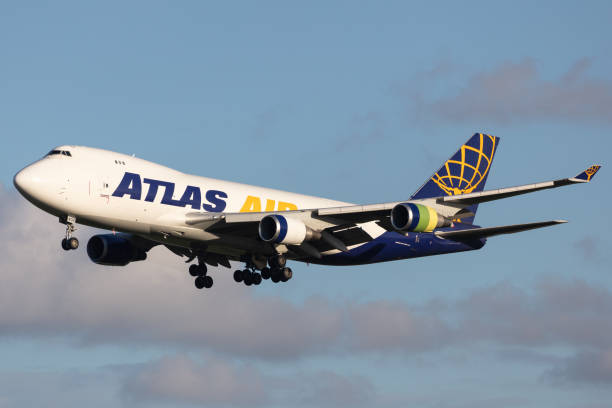 atlas air boeing 747-400 n408mc - boeing 747 stock-fotos und bilder