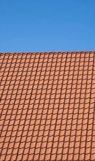 현대 주택에 설치된 빨간색 골판지 금속 프로파일 지붕. 골판지의 지붕. 금속 프로파일 물결 모양의 루핑. 금속으로 만든 현대 지붕. 금속 루핑. - red tile 뉴스 사진 이미지