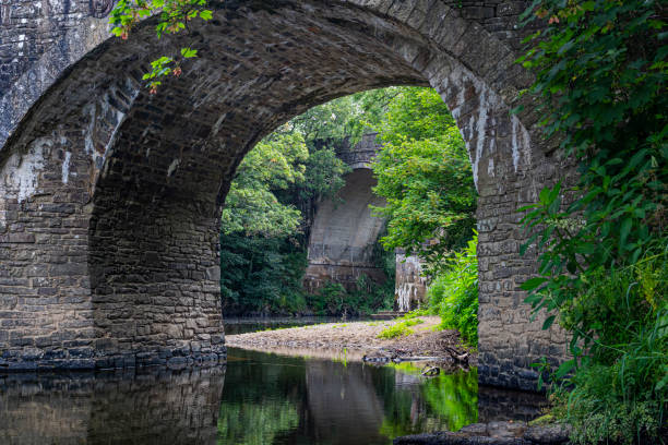 Détail de l’arche du pont historique du Rothern, des reflets et du bas niveau d’eau et du pont Rolle sur la rivière Torridge Vue en amont - Photo