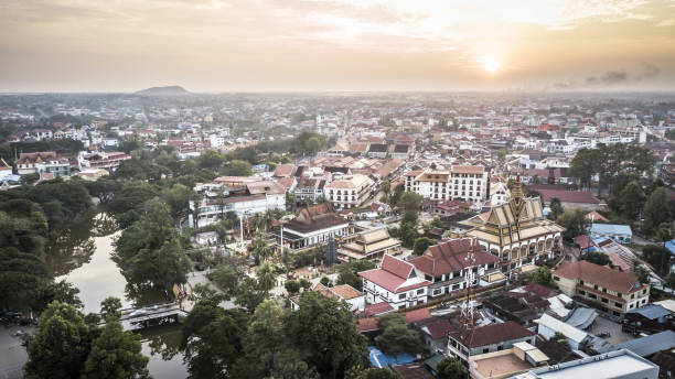 fotografia aérea de drone da cidade de siem reap no camboja. - siem riep - fotografias e filmes do acervo