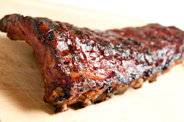 costillas a la barbacoa, costillas carnosas cubiertas con salsa barbacoa - charbroil fotografías e imágenes de stock