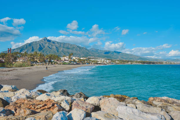 hermoso paisaje de gente junto a la arena en marbella, españa - marbella fotografías e imágenes de stock