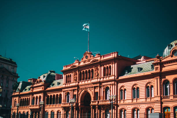 casa rosada bajo la luz del sol y un cielo azul en buenos aires, argentina - buenos aires fotografías e imágenes de stock