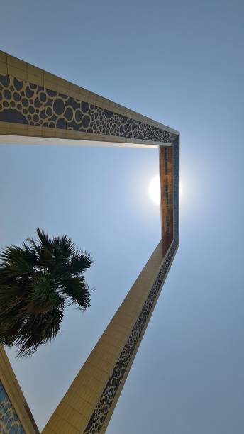 o dubai frame, o maior quadro do mundo, em dubai, emirados árabes unidos - dubai skyscraper architecture united arab emirates - fotografias e filmes do acervo