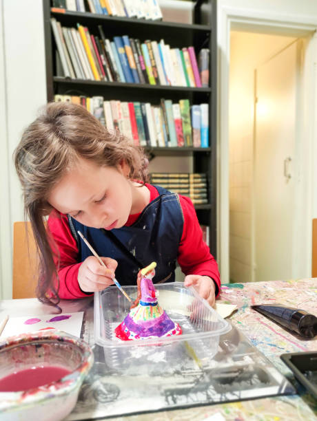 dítě, kavkazská dívka, 7 let, vyrobila figurku z hlíny a barvy s barvami. - ručně barvený fotky - stock snímky, obrázky a fotky