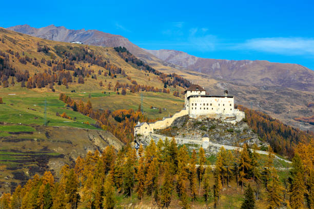 vue haute sur le château de tarasp en automne couleur splendide - graubunden canton mountain travel valley photos et images de collection