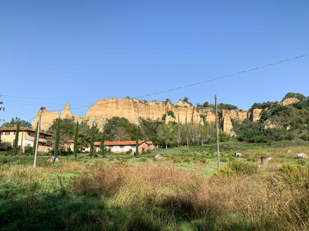 le balze de valdarno, toscane - natural landmark autumn canyon cliff photos et images de collection