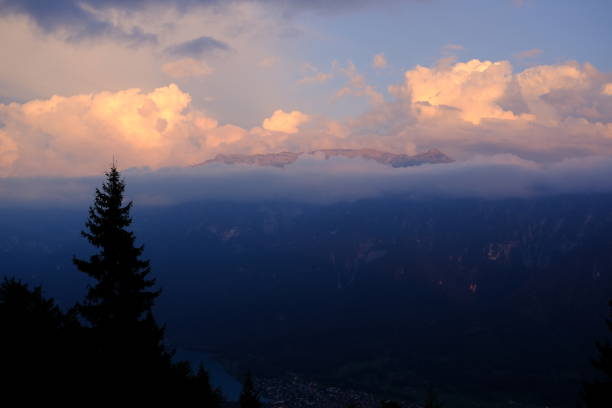 cenário do pôr do sol em interlaken de harder kulm suíça. - lake thun switzerland night lake - fotografias e filmes do acervo