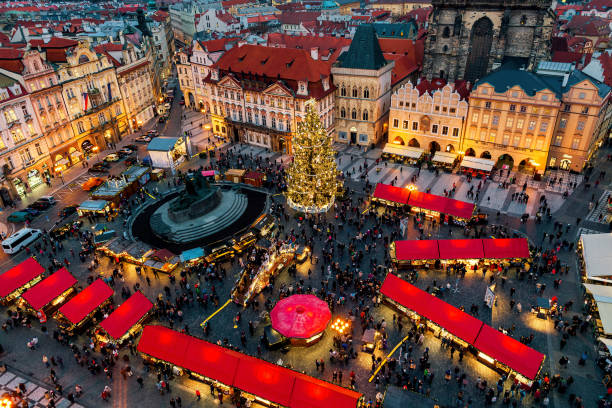 beleuchteter weihnachtsbaum, kioske und menschen auf dem altstädter ring in prag. - prague czech republic high angle view aerial view stock-fotos und bilder