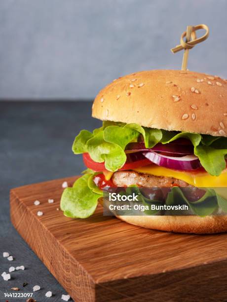 Burger Buatan Sendiri Yang Berair Dengan Daging Dan Sayuran Di Atas Papan Kayu Closeup Foto Stok Burger Buatan Sendiri Yang Berair Dengan Daging Dan Sayuran Di Atas Papan Kayu Closeup Foto Stok