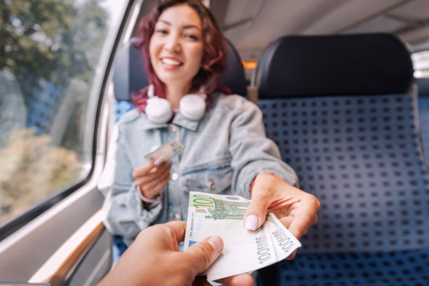 대중 교통 열차의 소녀가 유로 지폐를 낯선 사람에게 전달합니다. 사기 또는 사기에 대한 믿음의 개념 - credulity 뉴스 사진 이미지