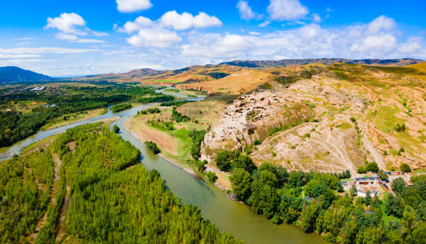 ジョージア州の古代ロックタウン、アップリストシケ - kura river ストックフォトと画像