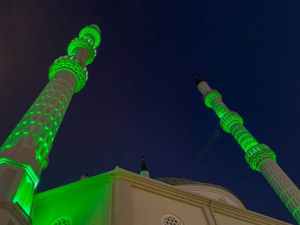 gran hermosa mezquita musulmana alta templo islámico para oraciones a dios alá con altas torres de religión en cálido tropical oriental país del sur resort por la noche - sunset in islamic country fotografías e imágenes de stock