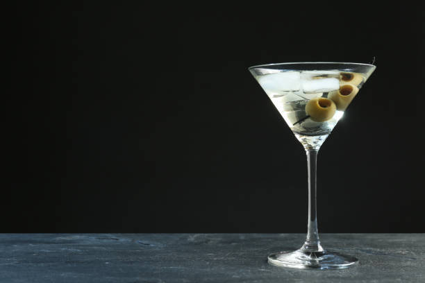 어두운 배경에 회색 테이블에 얼음과 올리브를 곁들인 마티니 칵테일. 텍스트를 위한 공간 - dry vermouth 뉴스 사진 이미지