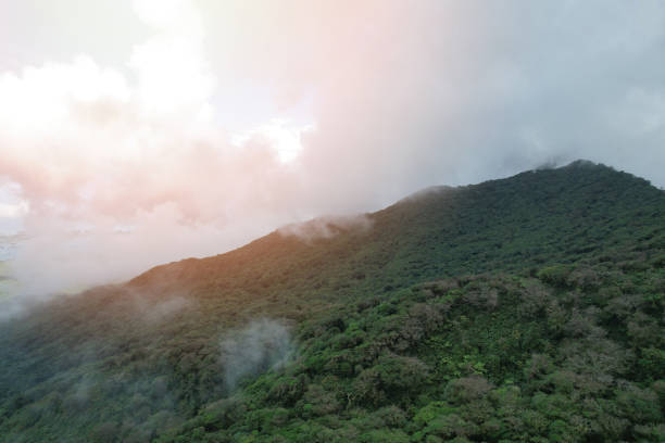 몸바초 화산 구름 안개에 선택 - central perspective 뉴스 사진 이미지